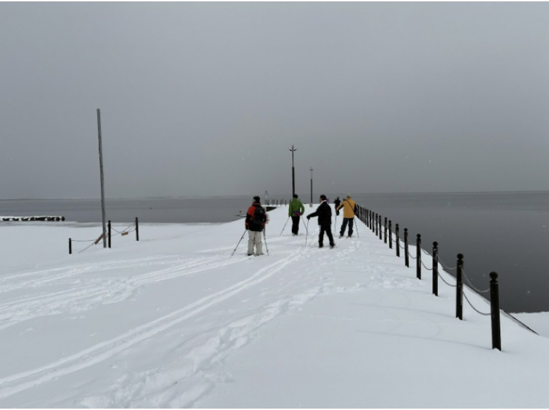【青森・下北／三沢】東北町小川原湖畔でガイド付きスノーハイク体験！（ガニ汁テイクアウトチケット・温泉入浴券付き）の紹介画像
