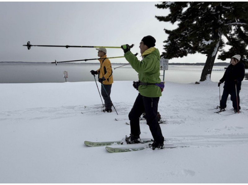 【青森・下北／三沢】東北町小川原湖畔でガイド付きスノーハイク体験！（ガニ汁テイクアウトチケット・温泉入浴券付き）の紹介画像