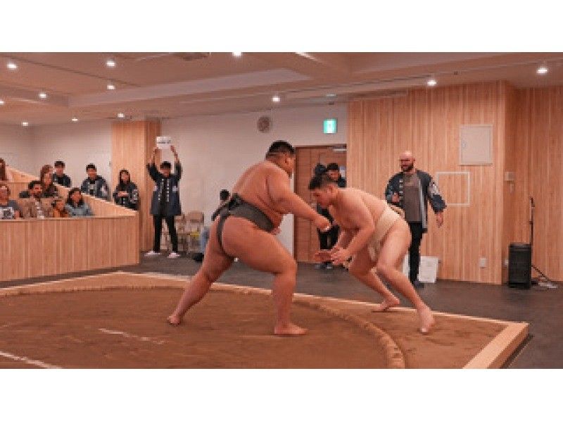 【東京・新宿】日本の伝統に根付いた文化を観客として体験〈相撲ショー〉の紹介画像