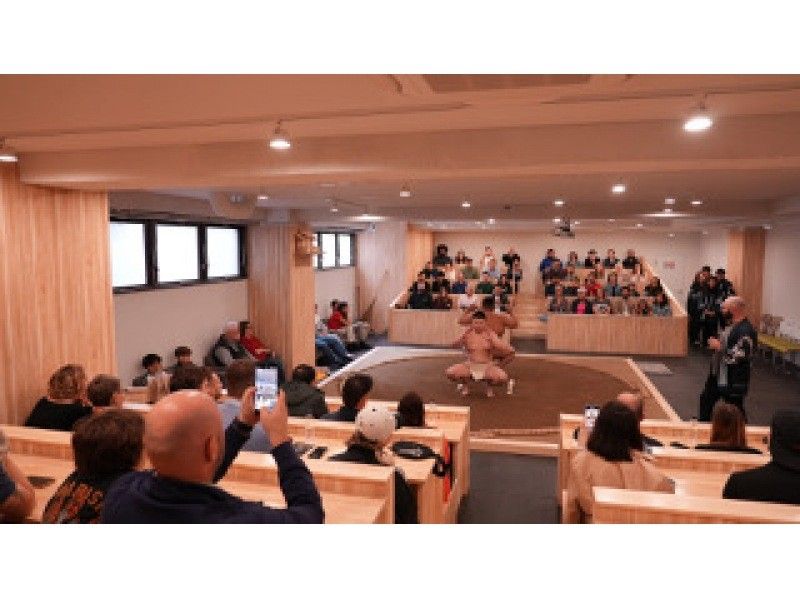 【東京・新宿】日本の伝統に根付いた文化を観客として体験〈相撲ショー〉の紹介画像