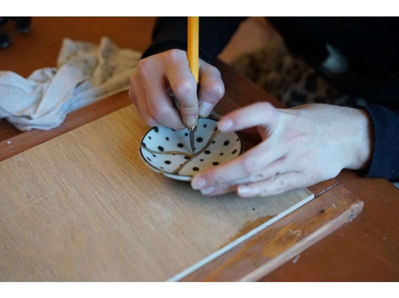 【東京・浅草】金継ぎ体験〜陶芸品を金粉で修理！家族や友達で日本の伝統工芸を楽しもう！の紹介画像