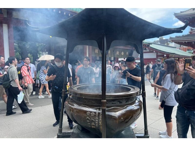 【東京・浅草】浅草寺ツアー・カップルや家族や友達とおみくじで運を試して、仏教の習慣と浅草の昔話や歴史を知りましょう！の紹介画像