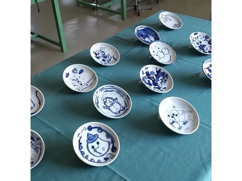 体験日:4/1から【岡山・瀬戸内市・牛窓】陶芸体験・美しいブルーの絵付け！ゴス絵付けコース・最大100名OKの紹介画像