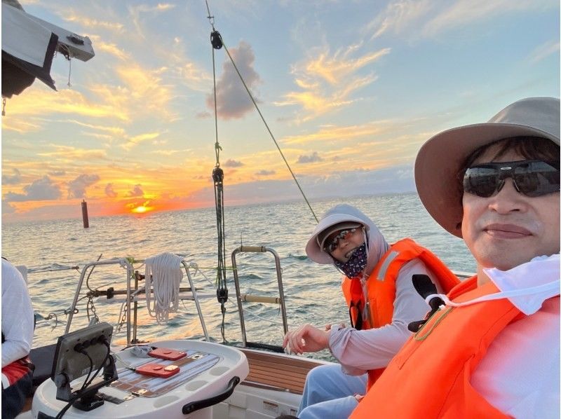 [Okinawa, Itoman] Fully Chartered Yacht Sailing Cruise for 2-4 People at Affordable Prices! Sunset Plan (English Version)の紹介画像