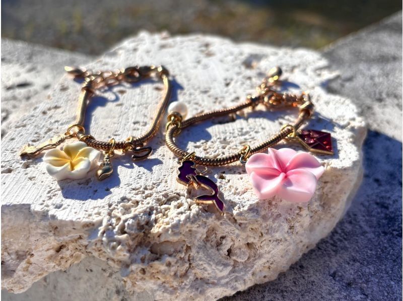 【沖繩，萬座茂】如果您時間不多，只需5分鐘即可製作飾品！從100多種吊墜中挑選4個，打造您獨一無二的專屬飾品！の紹介画像