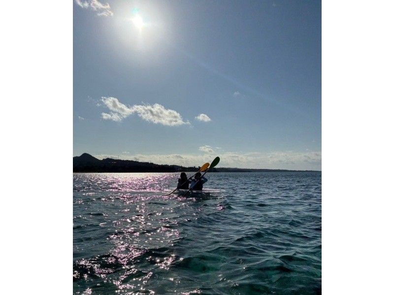 【沖縄　今帰仁村・本部】クリアカヤック　まるで海の上を空中散歩しているかのような気分が味わえます。＊Insta360で撮影無料！の紹介画像