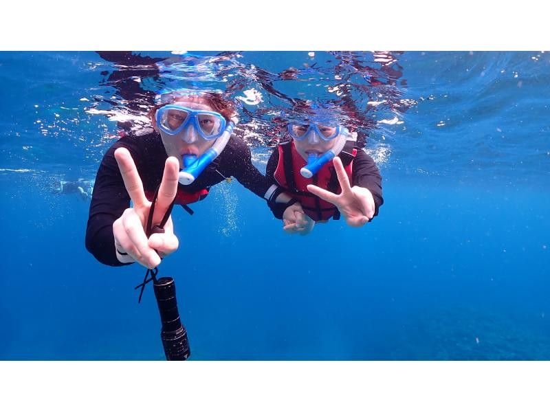 【60代オススメ!ゆったりツアー】還暦旅行に最適！青の洞窟＆ウミガメシュノーケルツアー！ドローン撮影込み！の紹介画像