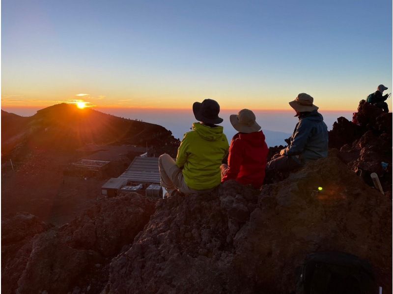 【静岡・富士山】『富士登山ツアー2026・送迎付きご来光プラン（プリンスルート）』バス送迎付き・完少人数制（ガイド1名にお客様5～10名!）の紹介画像