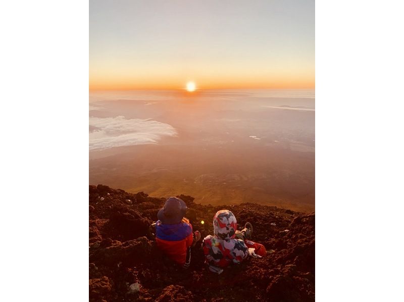 【静岡・富士山】『富士登山ツアー2026・送迎付きご来光プラン（プリンスルート）』バス送迎付き・完少人数制（ガイド1名にお客様5～10名!）の紹介画像