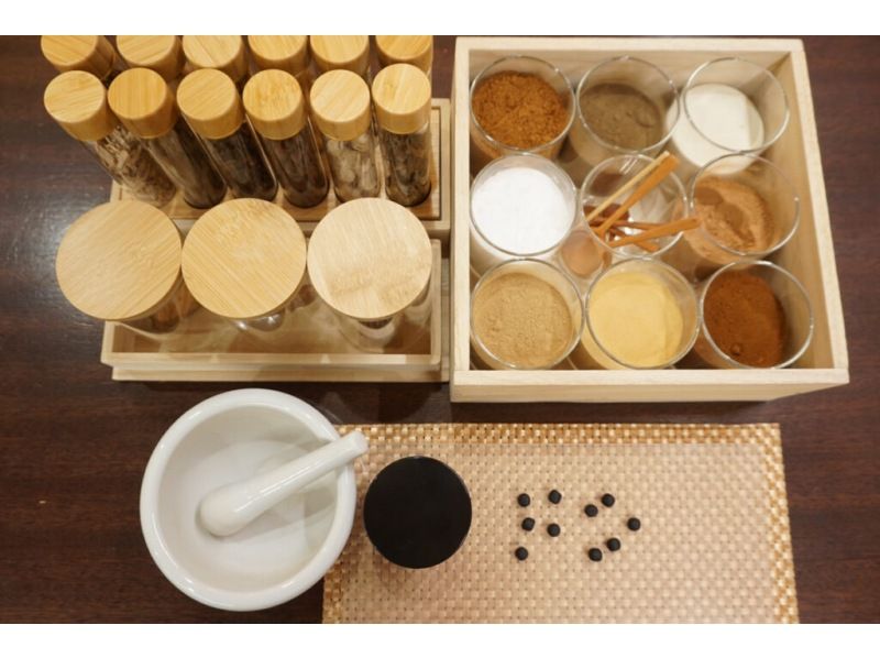 【京都・烏丸五条】「匂い袋作り体験」老舗お香専門店で自分だけの香りを作ろう！初心者OK！五条駅徒歩5分の店舗で1時間（材料費込）の紹介画像