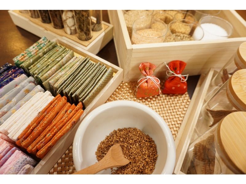 【京都・烏丸五条】「お香手作り体験」数種類の調合から選べる♪初心者OK！練って自由に成形できる！（材料費込）の紹介画像