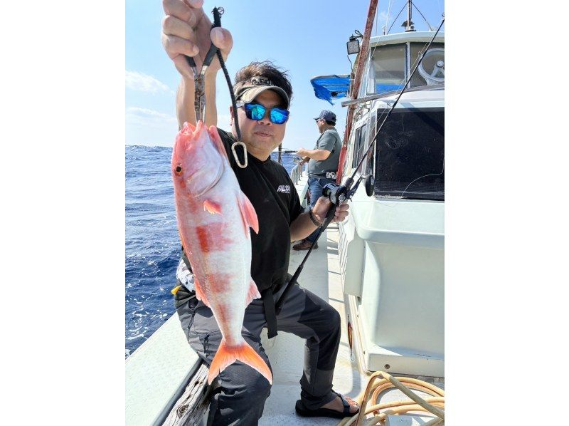 【宮古島/釣り船｜半日】釣った魚を食べられる？！手ぶらでOK！エサ付けから魚の処理までプロにお任せ！3歳から楽しめるワクワク体験釣りツアー!の紹介画像