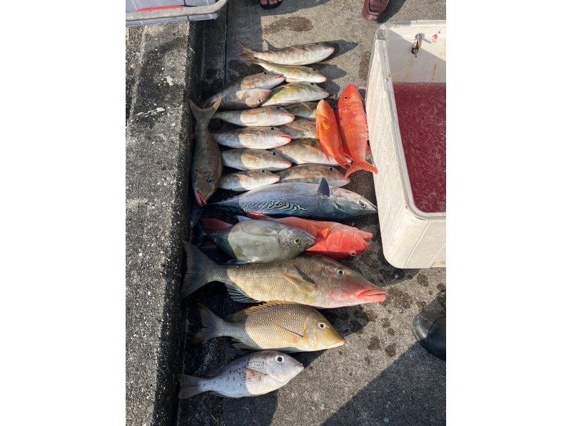 【宮古島/釣り船｜半日】釣った魚を食べられる？！手ぶらでOK！エサ付けから魚の処理までプロにお任せ！3歳から楽しめるワクワク体験釣りツアー!の紹介画像