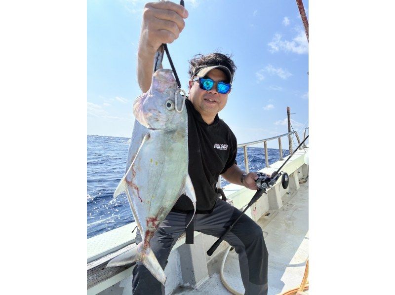 【宮古島/釣り船｜半日】釣った魚を食べられる？！手ぶらでOK！エサ付けから魚の処理までプロにお任せ！3歳から楽しめるワクワク体験釣りツアー!の紹介画像