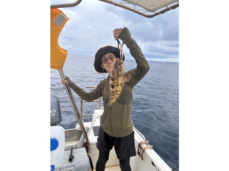 【宮古島/釣り船｜半日】釣った魚を食べられる？！手ぶらでOK！エサ付けから魚の処理までプロにお任せ！3歳から楽しめるワクワク体験釣りツアー!の紹介画像