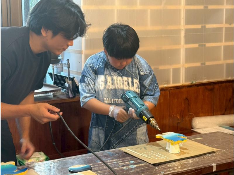 【宮古島・当日予約OK】空港5分！雨の日OK｜送料無料！守り神『シーサー(大)』を海色に彩る本格レジンアート体験！　※ペアでなく、1体ですの紹介画像