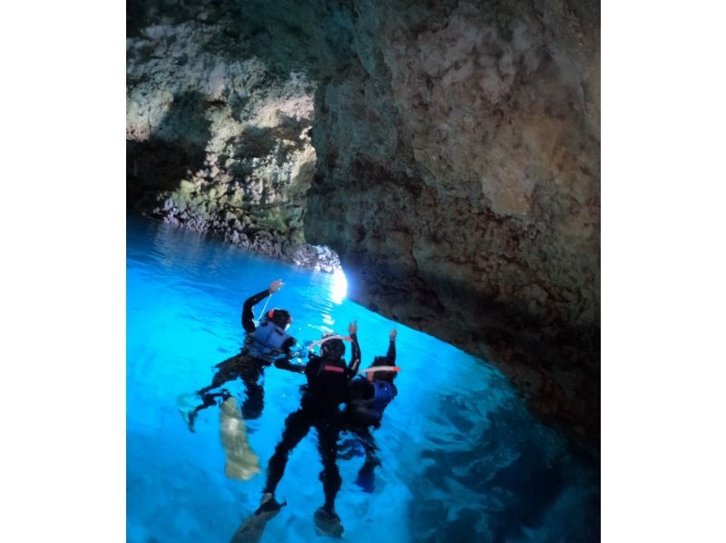 3月1日開始先着32人/1日❤パラセーリング＆青の洞窟シュノーケル❤️GoPro無料写真動画すぐスマホ❤️無料タオル餌あげの紹介画像