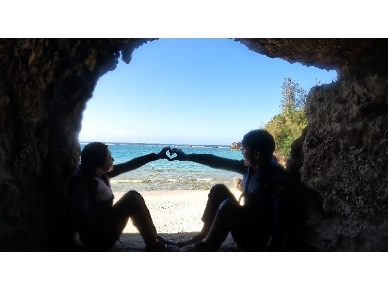 3月1日開始先着32人/1日❤パラセーリング＆青の洞窟シュノーケル❤️GoPro無料写真動画すぐスマホ❤️無料タオル餌あげの紹介画像