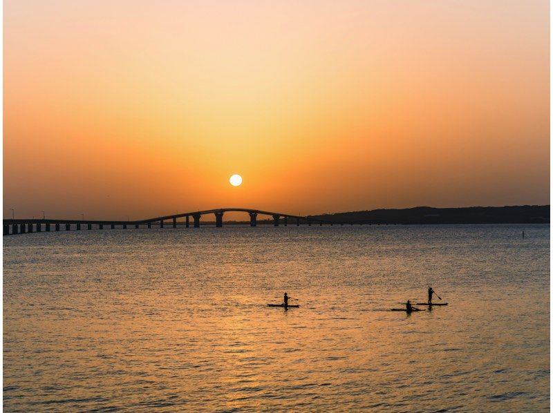  【宮古島】〈サンセットSUPクルーズ〉宮古No.1【写真データ/レンタル無料】直前予約OK！ヒルトン宮古島プール・ランチブッフェ割引券付の紹介画像