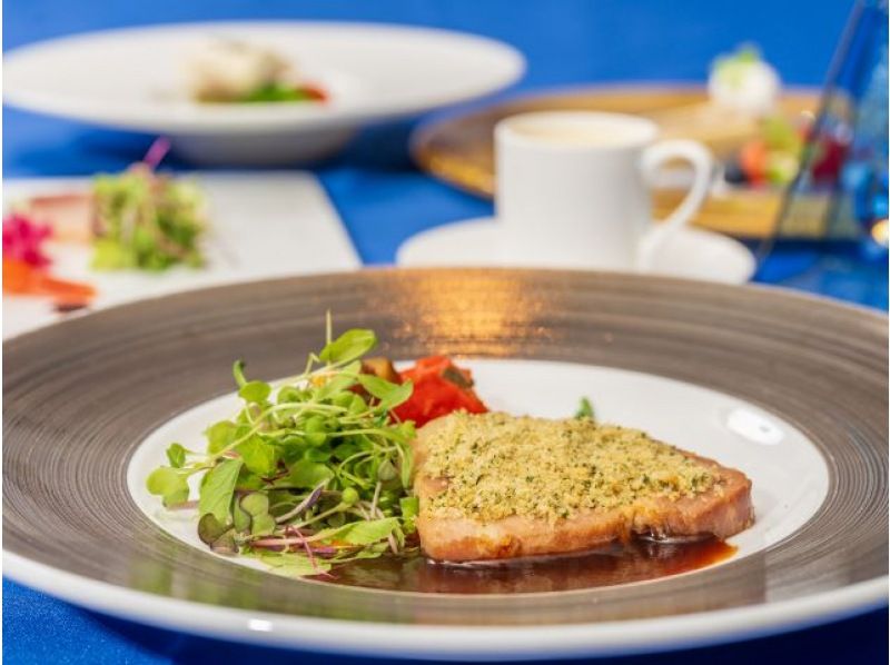 ＜2/26～3/13限定＞【12:30出航：ランチクルーズ】船上の記念日プラン＜フレンチフルコース+乾杯ドリンク+ホールケーキ+花束付＞の紹介画像