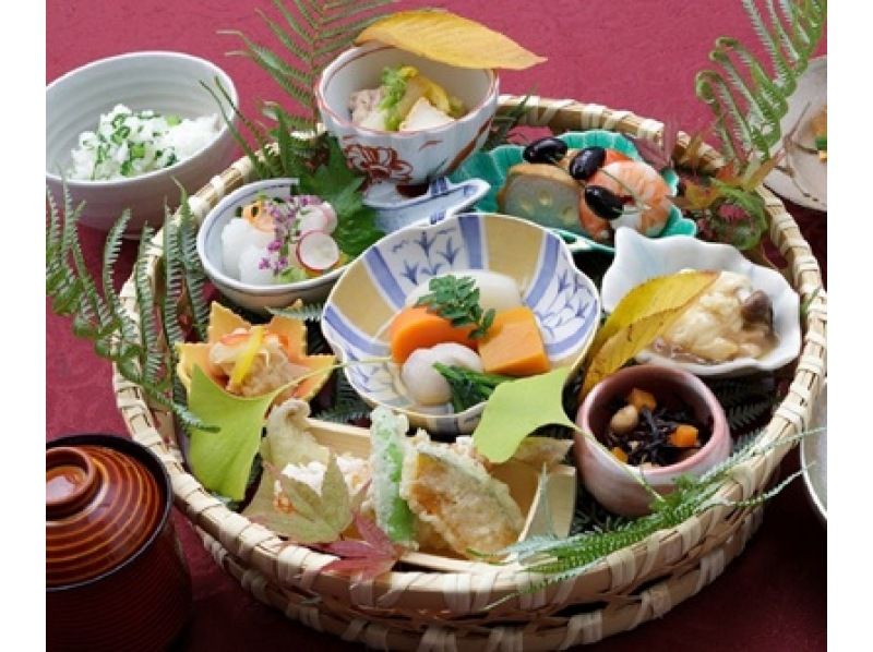 【JR京都駅八条口9：20集合】｜ガイド解説付！観覧席で見る「葵祭」行列「路頭の儀」とホテルモントレ京都で日本料理のご昼食の紹介画像