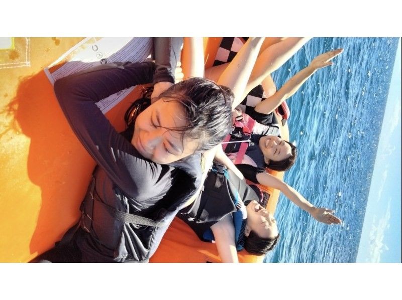 【名護市・今帰仁村・古宇利島】初心者歓迎！今帰仁ブルーでウェイクボード体験＋バナナボートなど選べる最新マリン1種付きプランの紹介画像