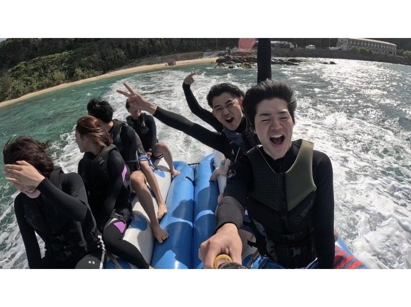 【名護市・今帰仁村・古宇利島】初心者歓迎！今帰仁ブルーでウェイクボード体験＋バナナボートなど選べる最新マリン1種付きプランの紹介画像