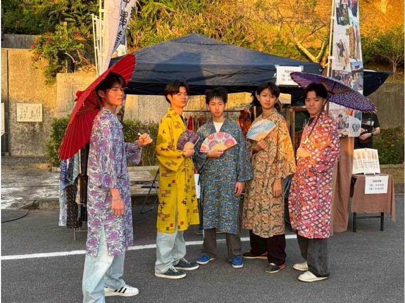 【沖縄・那覇】琉装で沖縄の街を歩こう！オリジナル琉装レンタル「3名以上グループ割引プラン」の紹介画像