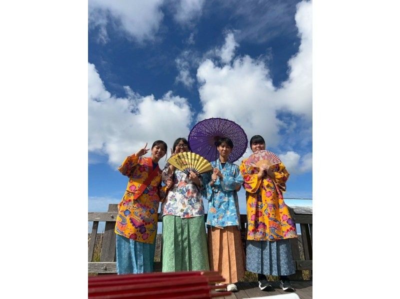 【沖縄・那覇】琉装で沖縄の街を歩こう！オリジナル琉装レンタル「3名以上グループ割引プラン」の紹介画像