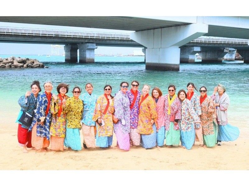 【沖縄・那覇】琉装で沖縄の街を歩こう！オリジナル琉装レンタル「3名以上グループ割引プラン」の紹介画像