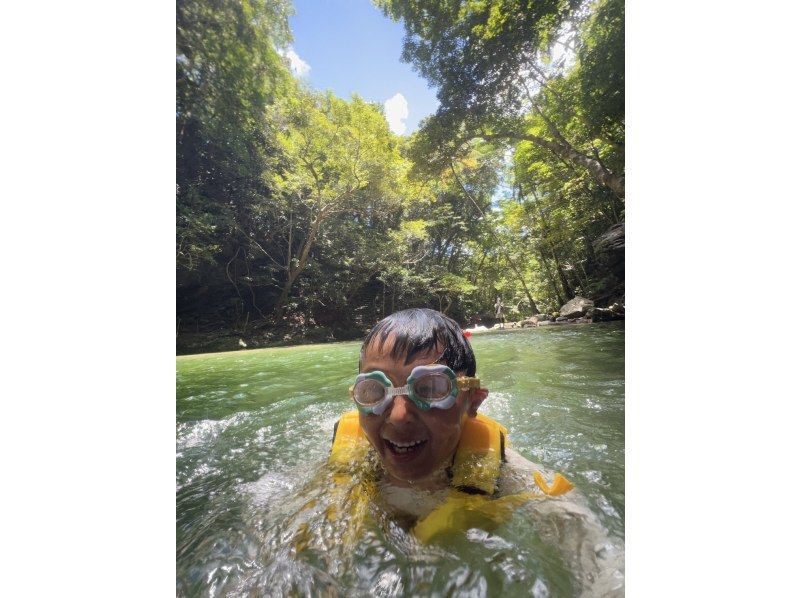 【沖縄・本島北部（やんばる）】癒しの滝でジャングルレッキング｜家族・カップルにおすすめ♪【ライフジャケット・マリンシューズ無料レンタル】の紹介画像