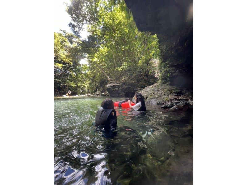 【沖縄・本島北部（やんばる）】癒しの滝でジャングルレッキング｜家族・カップルにおすすめ♪【ライフジャケット・マリンシューズ無料レンタル】の紹介画像