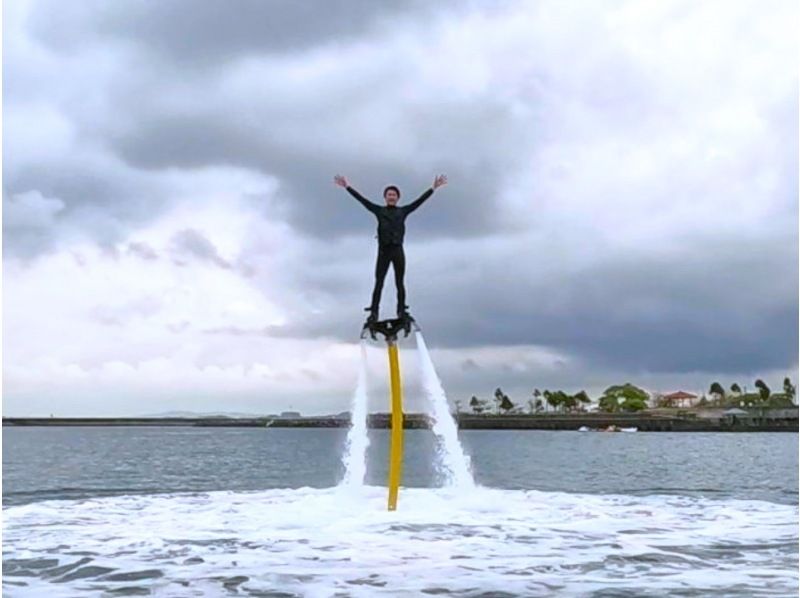 ④【沖縄・那覇】新規OPEN記念‼️今だけお得な割引開催中❣️現地で１種チョイス‼️空中浮遊フライボード・海を滑るウェイクボード❤️の紹介画像