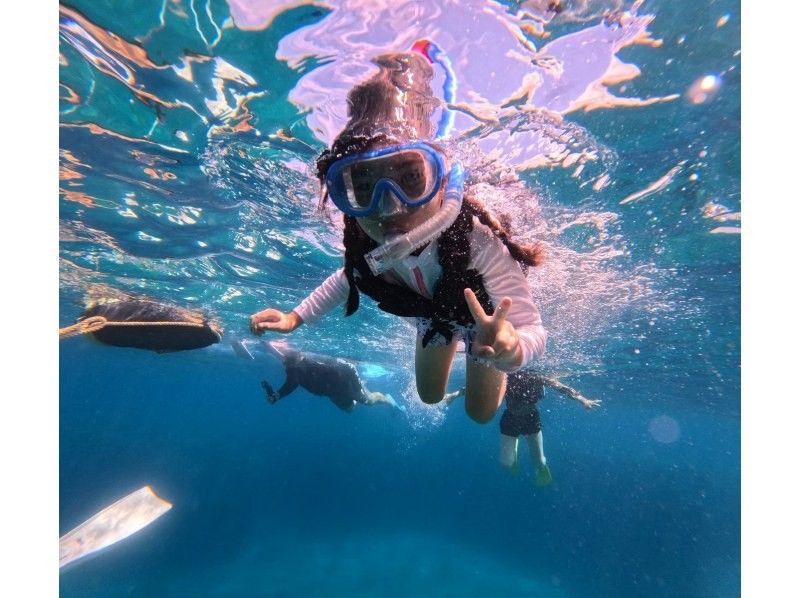 【沖縄県・本部町】友達・恋人・家族で楽しむ、塩川ビーチ3時間完全貸切マリン体験プラン｜人混みを避けて大切な人とゆったり過ごす特別な海時間の紹介画像