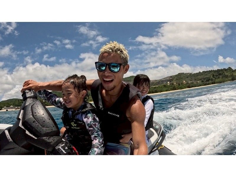 【沖縄県・本部町】友達・恋人・家族で楽しむ、塩川ビーチ3時間完全貸切マリン体験プラン｜人混みを避けて大切な人とゆったり過ごす特別な海時間の紹介画像