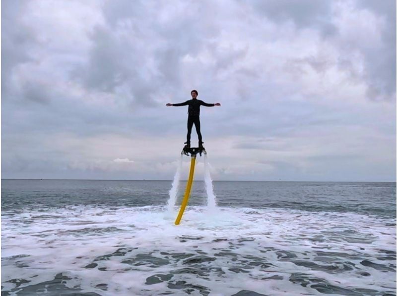 ⑥【宜野湾・北谷】新規OPEN記念‼️今だけお得な割引開催中❣️現地で２種チョイス‼️空中浮遊フライボード・海を滑るウェイクボード❤️の紹介画像