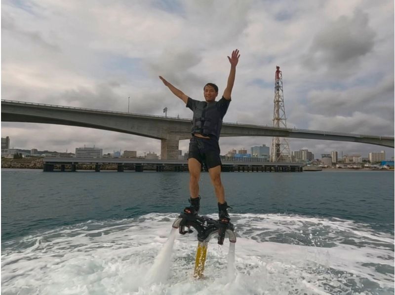 ⑥【宜野湾・北谷】新規OPEN記念‼️今だけお得な割引開催中❣️現地で２種チョイス‼️空中浮遊フライボード・海を滑るウェイクボード❤️の紹介画像