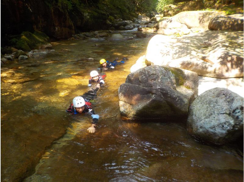 キャニオニングスマイルコース 5名以上で7,00円！！～スライダー、飛び込み、ターザンジャンプ、時間も価格もギュギュっと凝縮スマイルプラン～の紹介画像