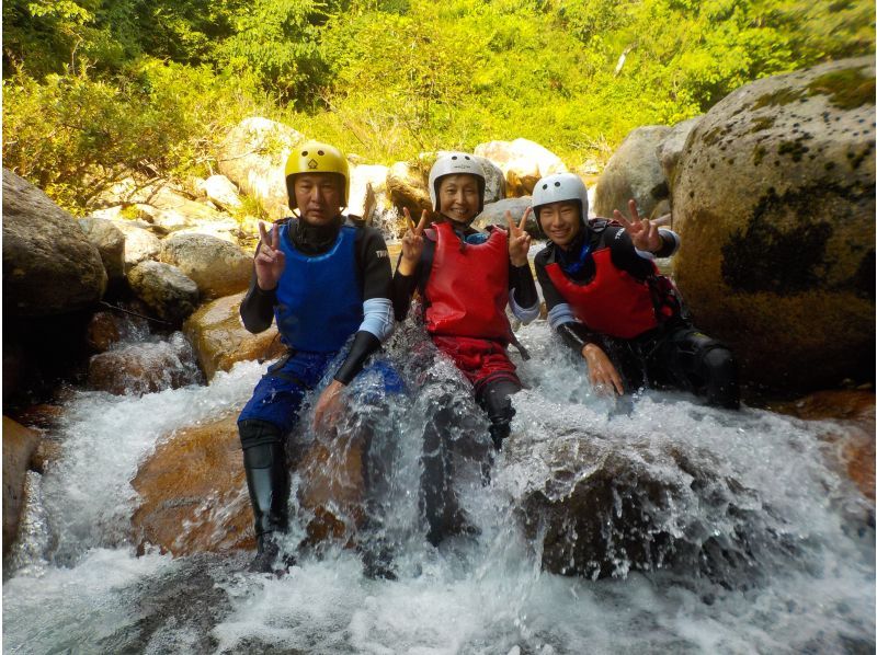 キャニオニングスマイルコース 5名以上で7,00円！！～スライダー、飛び込み、ターザンジャンプ、時間も価格もギュギュっと凝縮スマイルプラン～の紹介画像