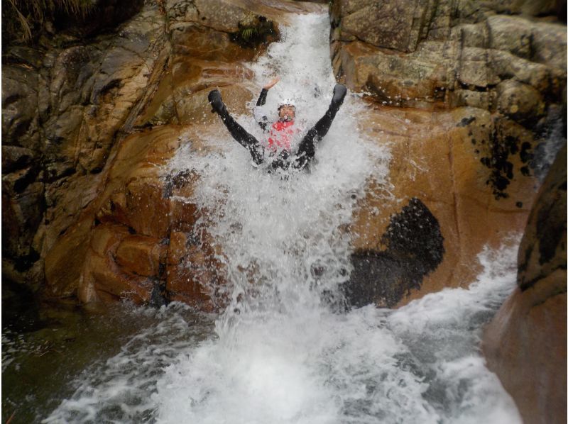 キャニオニングスマイルコース 5名以上で7,00円！！～スライダー、飛び込み、ターザンジャンプ、時間も価格もギュギュっと凝縮スマイルプラン～の紹介画像