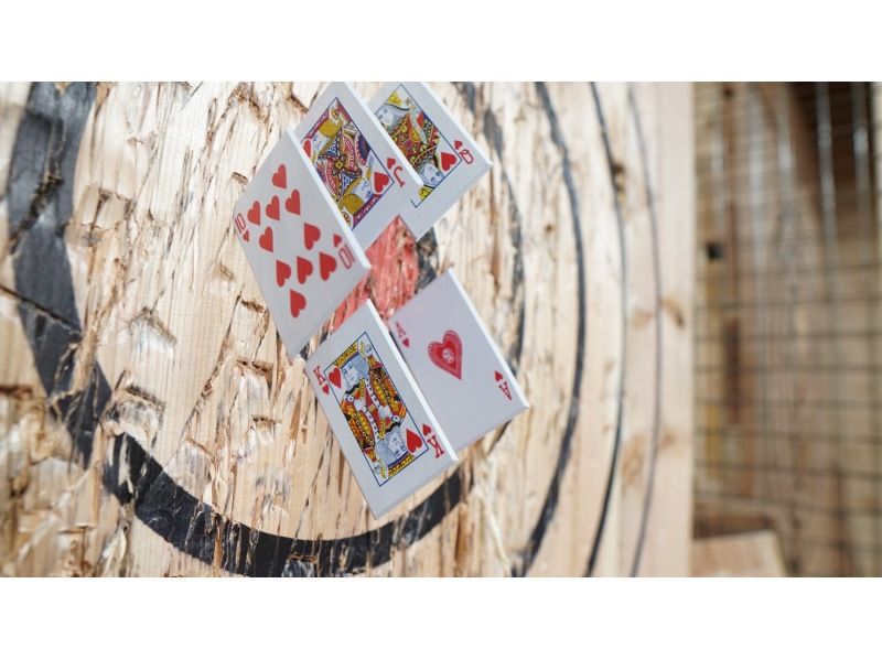 【東京・西新宿】アメリカで大流行！AXE THROWING｜爽快度MAX！ダーツのように斧を投げて得点を競い合おう！の紹介画像