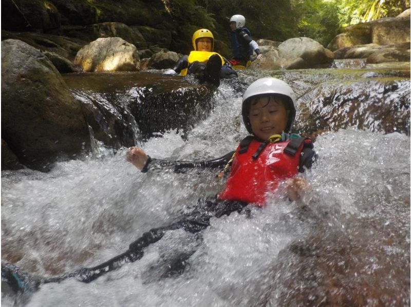 キャニオニングファミリースマイルコース 3名以上7,000円・小学生OK～スライダー、飛び込み、時間も価格もギュギュっと凝縮スマイルプラン～の紹介画像