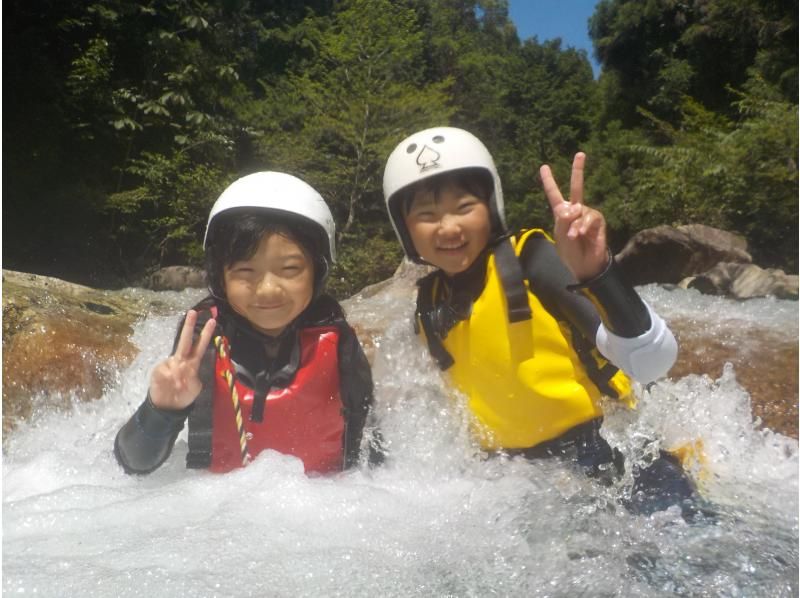 キャニオニングファミリースマイルコース 3名以上7,000円・小学生OK～スライダー、飛び込み、時間も価格もギュギュっと凝縮スマイルプラン～の紹介画像