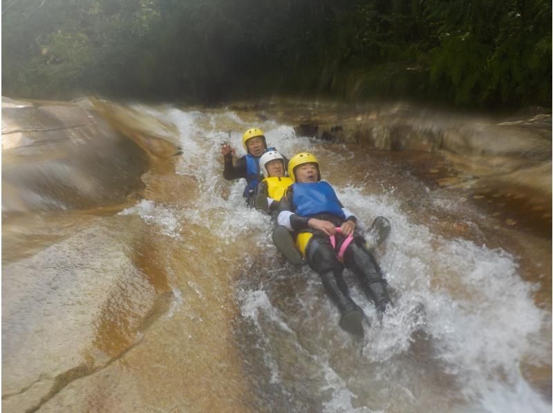キャニオニングファミリースマイルコース 3名以上7,000円・小学生OK～スライダー、飛び込み、時間も価格もギュギュっと凝縮スマイルプラン～の紹介画像