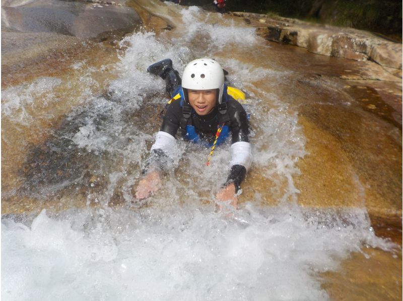 キャニオニングファミリースマイルコース 3名以上7,000円・小学生OK～スライダー、飛び込み、時間も価格もギュギュっと凝縮スマイルプラン～の紹介画像