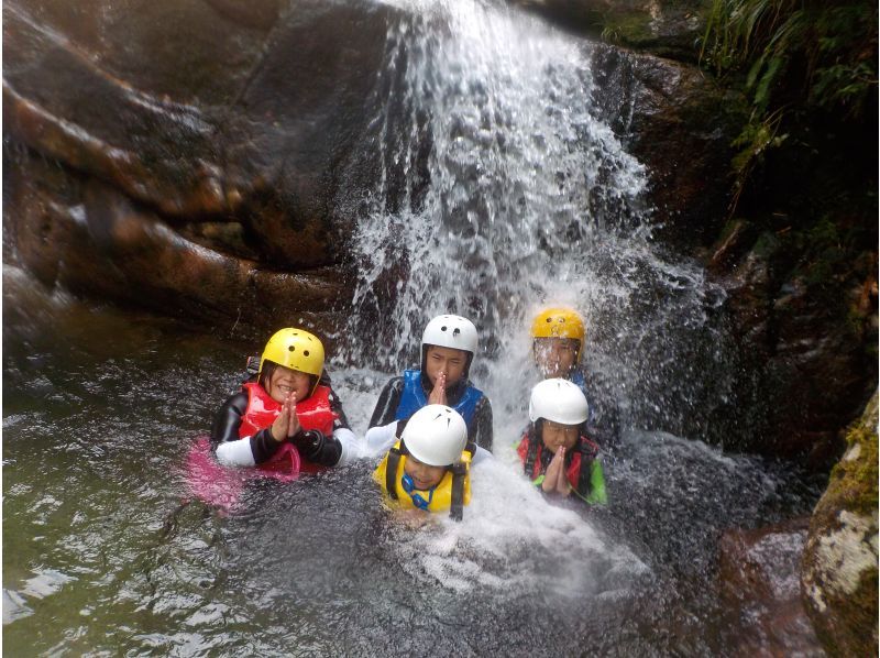キャニオニングファミリースマイルコース 3名以上7,000円・小学生OK～スライダー、飛び込み、時間も価格もギュギュっと凝縮スマイルプラン～の紹介画像