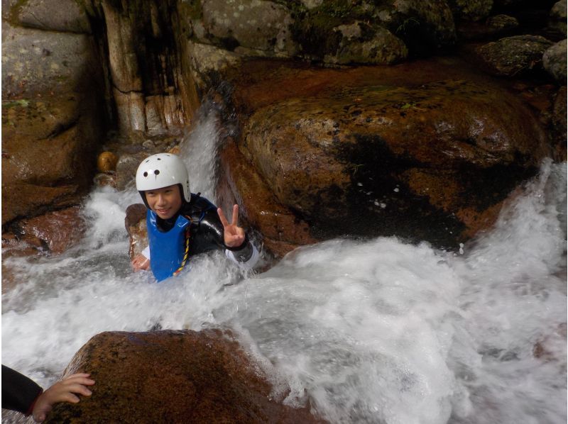 キャニオニングファミリースマイルコース 3名以上7,000円・小学生OK～スライダー、飛び込み、時間も価格もギュギュっと凝縮スマイルプラン～の紹介画像