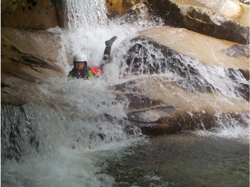 キャニオニングファミリースマイルコース 3名以上7,000円・小学生OK～スライダー、飛び込み、時間も価格もギュギュっと凝縮スマイルプラン～の紹介画像