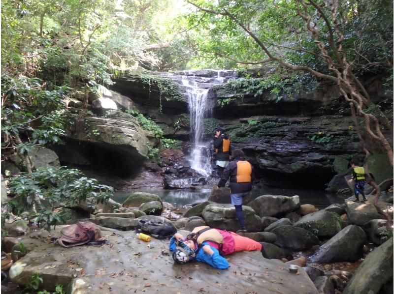 【沖縄・西表島】世界自然遺産の島【1日1組様限定】 B.カヌー体験クーラの滝つぼ＆沢歩き半日（午前）、軽食付きコースの紹介画像