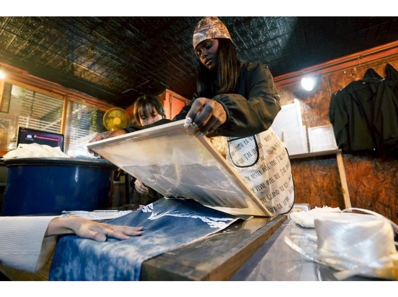 【山梨・河口湖】藍染&times;シルクスクリーン体験｜世界に1枚のオリジナル手ぬぐい・Tシャツの紹介画像